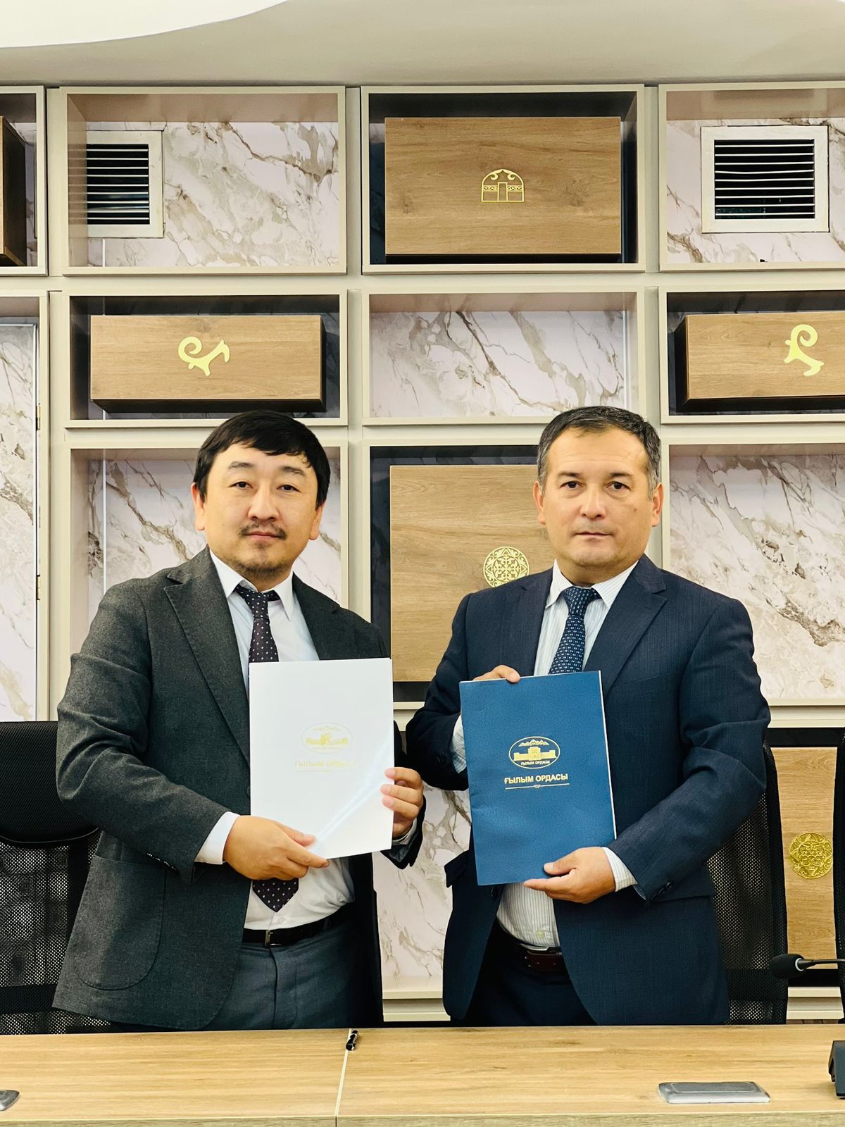 ҚМДБ Ислам ғылыми-зерттеу институты директоры Төрәлі Қыдыр мен «Ғылым ордасы» ШЖҚ РМК Бас директоры Ұлар Оразғалиұлы өзара ынтымақтастық туралы меморандумға қол қойды.